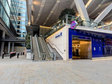 29 Aralık 2024 - Londra, İngiltere: Londra Moorgate İstasyonu 'ndaki yeni Elizabeth Line' ın modern giriş cephesi