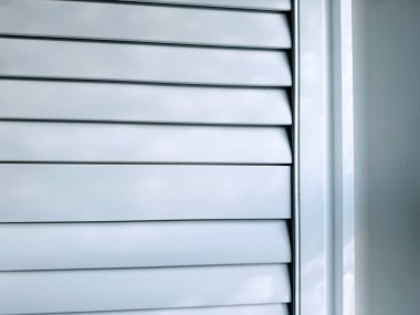 Fotokopi alanı olan panjurlardaki dalgalı gölgelerin tam kare görüntüsü