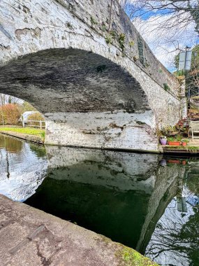 15 Mart 2025 - Middlesex, İngiltere: Büyük Birlik Kanalı üzerindeki köprü suya yansıdı. Yüksek kalite fotoğraf