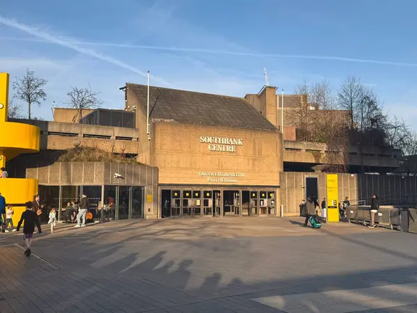 8 Mart 2025 - Londra, İngiltere: Southbank Centre 'ın dışı. Yüksek kalite fotoğraf