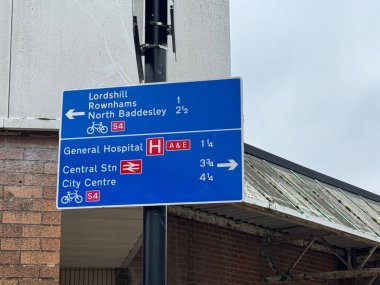 11 Şubat 2025 - Lordshill, Southampton, Hants, UK: Mavi ve beyaz yön işareti