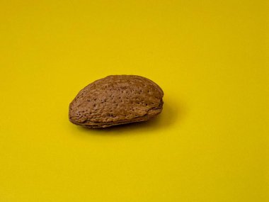 Sarı arka planda tek badem. Yüksek kalite fotoğraf