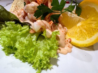 Limon dilimli lezzetli karides kokteyli. Yüksek kalite fotoğraf