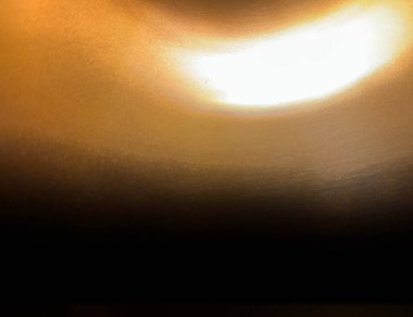 Işığın bulanık kıvrımlı şeklini ve altında kopya alanı olan soyut arkaplan