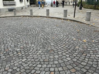 19 Ekim 2024 - Montmartre, Paris, Fransa: uzaklığa bakan kaldırımlı yan sokak manzarası