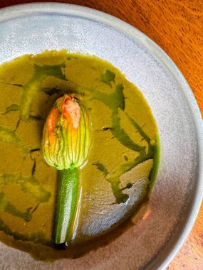 Doldurulmuş kabak çiçeğini sosta gösteren harika bir mutfak. Yüksek kalite fotoğraf