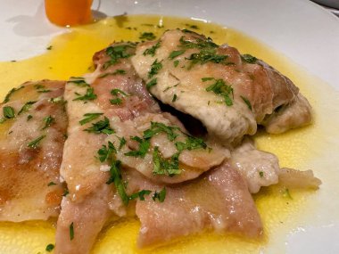 Taze maydanozla süslenmiş tereyağı soslu dana saltimbocca. Yüksek kalite fotoğraf