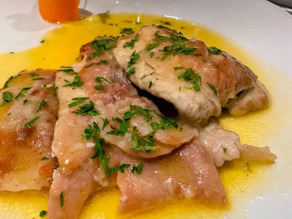 Taze maydanozla süslenmiş tereyağı soslu dana saltimbocca. Yüksek kalite fotoğraf