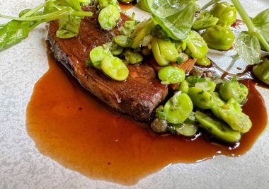 Sos soslu ıspanak ve yeşil fasulyeli biftek. Yüksek kalite fotoğraf