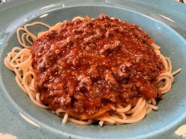 Süslü fesleğen yaprağı ya da parmesan peyniri olmayan sıkıcı spagetti bolonez tabağı. Yüksek kalite fotoğraf