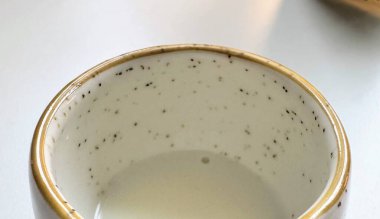 Çömlek bardağı, bardak ya da sürahi beyaz arka planda. Yüksek kalite fotoğraf