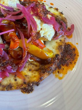 Humus ve tabakta çeşitli turşulardan oluşan lezzetli bir yemek. Yüksek kalite fotoğraf