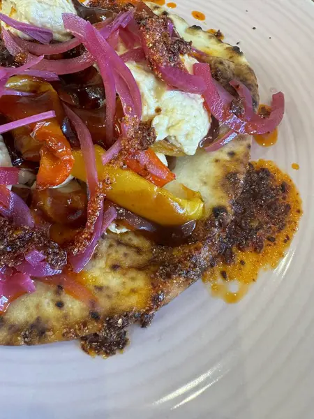 Humus ve tabakta çeşitli turşulardan oluşan lezzetli bir yemek. Yüksek kalite fotoğraf