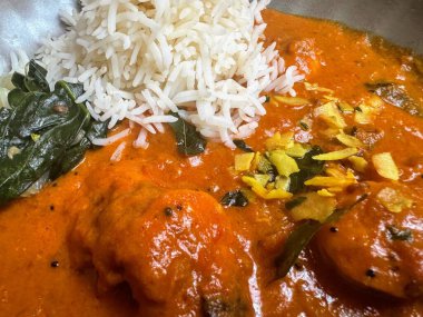 Baharatlı baharatlı köri, pirinç ve yeşil sebzeli. Yüksek kalite fotoğraf