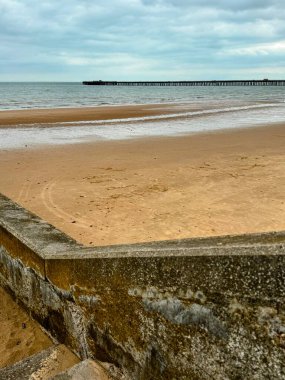 Sahilin ve denizin ötesindeki deniz duvarının dikey görüntüsü. Yüksek kalite fotoğraf