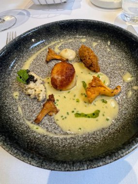 Soslu istiridye ve mantar için nefis bir başlangıç. Yüksek kalite fotoğraf