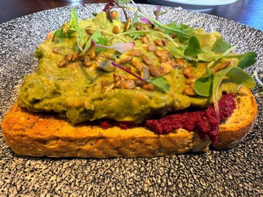 Nişan püresi ve çeşitli tohumlarla kızarmış ekmek. Yüksek kalite fotoğraf