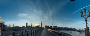 8 Mart 2025 - Londra, İngiltere: Akşam karanlığında Westminster Köprüsü 'nün karşısına bakın. Yüksek kalite fotoğraf