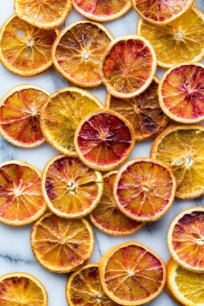 Вид Зверху Вниз Різних Сушених Спецій Апельсинових Скибочок Мармуровій Плиті — стокове фото