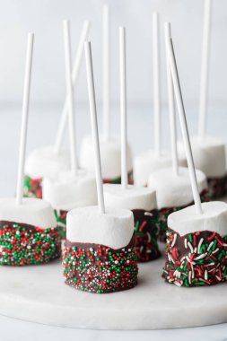 Çikolatalı şekerlemelerle kaplı mermer bir levha. Her tarafı şenlikli şekerlemeler.. 