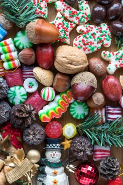 Çeşit çeşit fındık, süs ve şenlikli şekerlemelerin tepeden tırnağa yakın görüntüsü. 