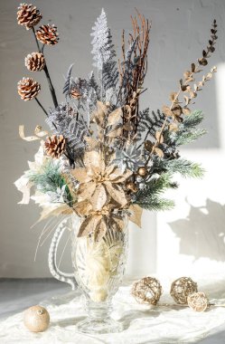 Parlak, güneşli bir pencereye karşı cam bir vazoda ışıldayan bir çiçek buketi..