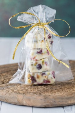 Ev yapımı kızılcık ve şam fıstıklı çikolatalı şekerleme.. 