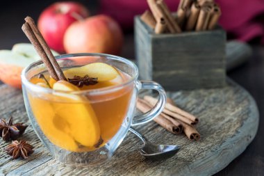 İçi ev yapımı elma şırası dolu bir çay fincanı.. 