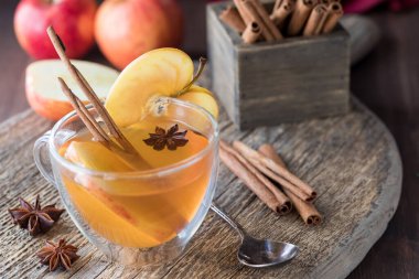 Yakından bakınca, ev yapımı ev yapımı elma şırası ve süslemeli cam çay fincanı görüyorum.. 