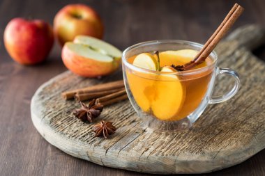 Tarçın çubukları ve yıldız anasonuyla servis edilen ev yapımı sıcak elma şarabı.. 