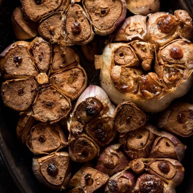 Kavrulmuş sarımsak soğanları fırından yeni çıkmış.