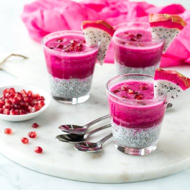 Üç ejderha meyveli puding, nar yağıyla süslenmiş, yemeye hazır..