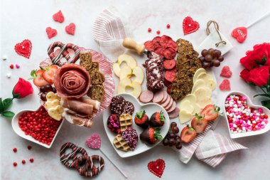 Sevgililer Günü şarküteri çeşitleri içinde meze, peynir ve tatlı da var.. 