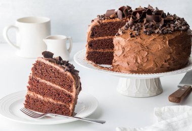 Pastanın geri kalanıyla birlikte ev yapımı çikolatalı pastanın önü.. 