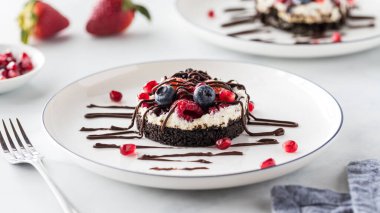 Erimiş çikolatayla serpiştirilmiş meyveli kek turtası. Yenmeye hazır..