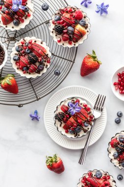 Çilekli turta çeşitleri, paylaşmaya hazır.. 