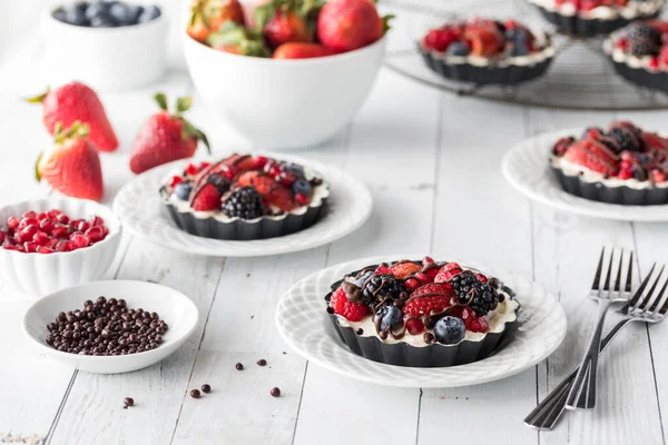 Delicious Individual Homemade Mixed Berry Cheesecake Tarts White Wooden Table — Stock Photo, Image