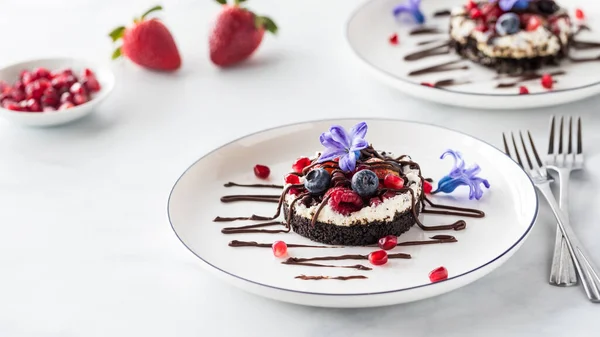 Μια Γλυκιά Τάρτα Cheesecake Μύρτιλλο Πασπαλισμένη Σοκολάτα Και Γαρνιρισμένη Άνθος — Φωτογραφία Αρχείου