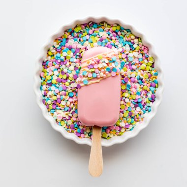 Pasta parçacıklarının olduğu bir kasenin içinde ev yapımı kek manzarası. Kare mahsul. 