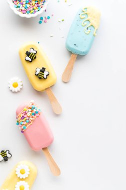 Ev yapımı bahar temalı çörekler serpiştirilmiş ve yenilebilir dekorasyonlar.. 