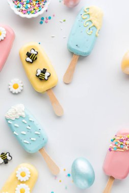 Paskalya için dekore edilmiş pastel renklerde ev yapımı pastaların en üstten görünüşü.. 