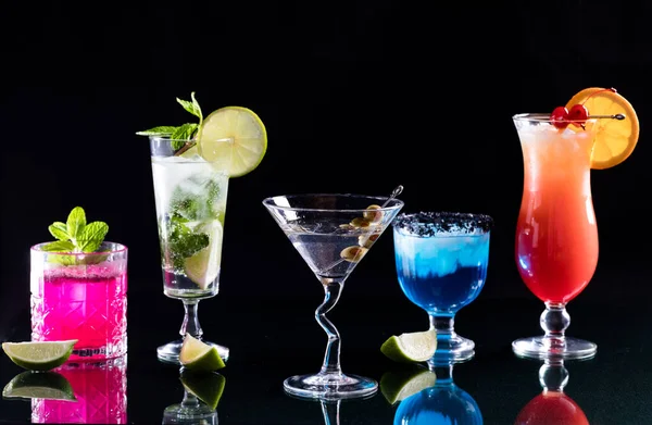 Leuchtend Bunte Cocktails Einer Reihe Vor Schwarzem Hintergrund — Stockfoto