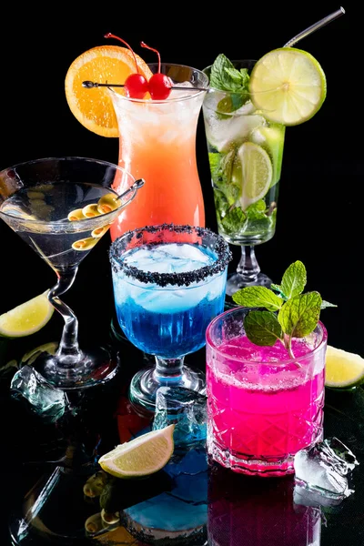 Verschiedene Leuchtend Bunte Cocktails Vor Schwarzem Hintergrund — Stockfoto