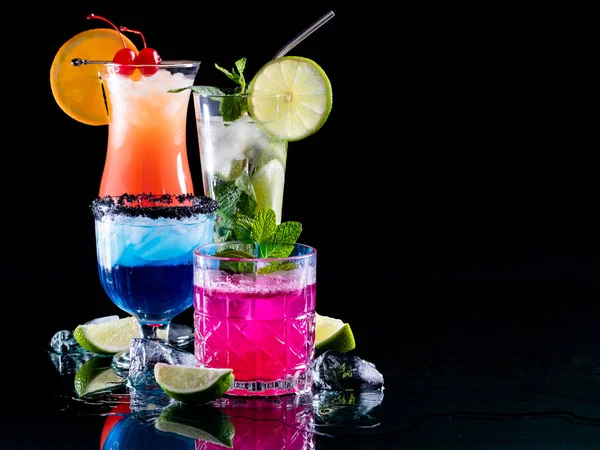 Hell Leuchtende Erfrischende Cocktails Auf Reflektierendem Glas Mit Kopierraum Rechts — Stockfoto