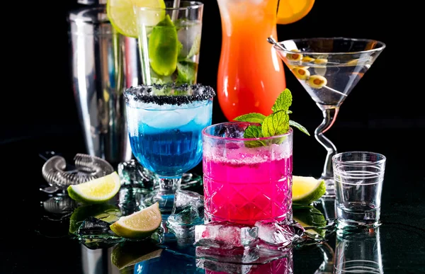 Eine Nahsicht Auf Bunte Erfrischende Cocktails Vor Schwarzem Hintergrund — Stockfoto