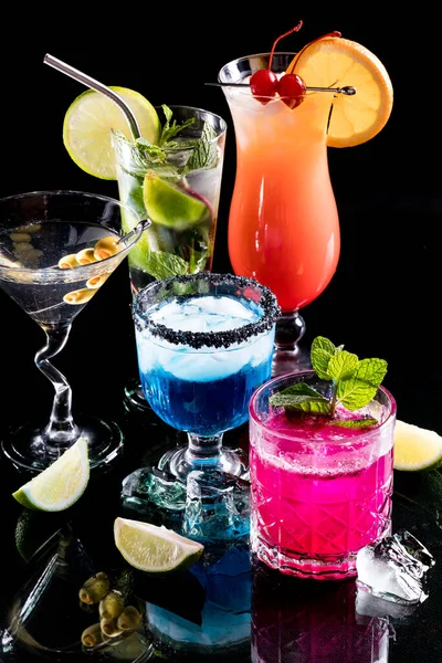 Bunt Leuchtende Cocktails Vor Schwarzem Hintergrund — Stockfoto