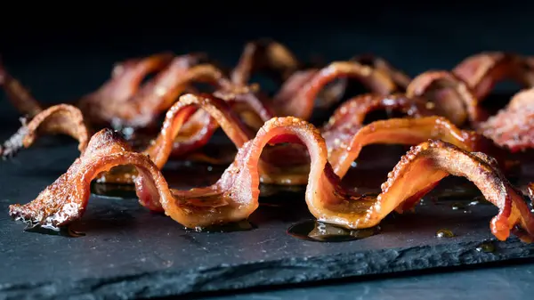 Close Wavy Strips Crispy Maple Pepper Bacon Black Slate Board — Stock Photo, Image