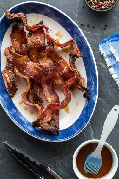 Fechar Uma Bandeja Cheia Bacon Pimenta Bordo Crocante Pronto Para — Fotografia de Stock