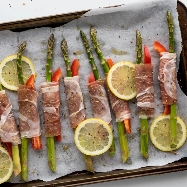 Close Prosciutto Wrapped Asparagus Spears Ready Oven — Stock Photo, Image