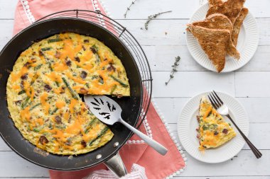 Ev yapımı domuz pastırması ve kızarmış ekmekle servis edilen kuşkonmaz soslu omlet.. 